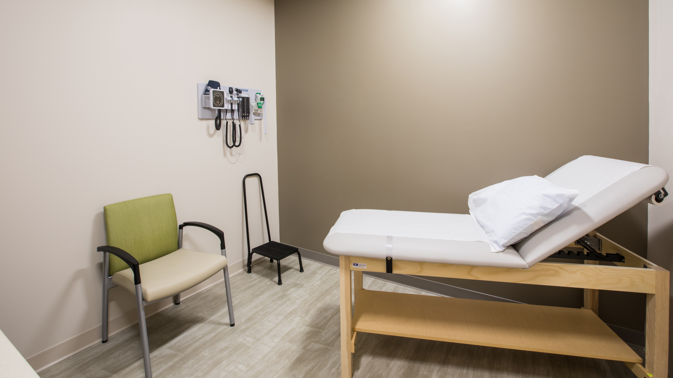 OSH room with a patient bed and medical equipment